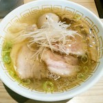 特製塩らぁ麺  １１３０円(税込)  海老ワンタン１つ、チャーシューが３種類計４枚、味玉、柔らか穂先メンマ、小口切り青葱、白髪葱。