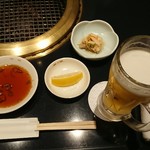 食道園 - テーブルセッティングと生ビール 550円・税別（以下同じ）