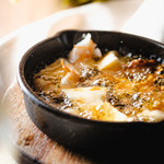 虾子和卡芒贝尔奶酪的大蒜橄榄油风味锅