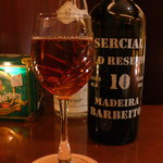 BAR Too - マデイラ酒（酒精強化ワイン）。3本ある中から辛口を選んだが、すっきり飲みやすく美味しい！