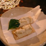 BAR Too - 今日のお通しはブルーチーズとクリームチーズ、蜂蜜を和えてクラコットに乗せたもの