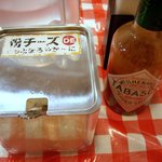 東京スパゲッチ - テーブルには粉チーズとタバスコ