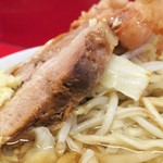ラーメン二郎 - 豚の厚み
