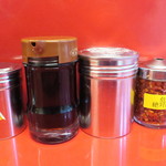 ラーメン二郎 - 卓上調味料