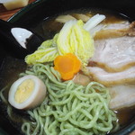 なにや - チャーシュー麺の翡翠麺クローズアップ11月