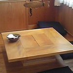 鷹匠庵 - お店で食べる場合はこのテーブルでいただきます。