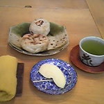 鷹匠庵 - おやきを食べるに当たってお茶とリンゴをサービスしていただきました。