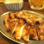 とりビアー - 名物の特大モモ焼き♪骨抜きで？