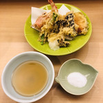 寿し処 季鱗 - 車海老と野菜の天ぷら一人前900円税別。ちょっとイマイチ。油が悪かったのかな。