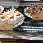 106424372 - 手前 苺のショート 奥 モンブラン フランセ