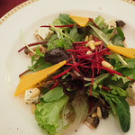 マゼランズ - ベビーリーフとチーズとキノコのサラダ