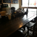 蟹味亭 - 6卓ほどのカウンター席の店内