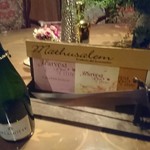 ハーベスト タイム - サーベルとトップカットされたシャンパンボトル。