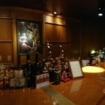 ハーベスト タイム - ボトルの収納されたカウンター。