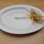 Asakusa Ebisu Gyouza - 最後の1個とロゴ入りのお皿