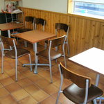 福田パン - 小学校の机と椅子みたいな