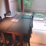 祇園うえもり - 坪庭に面した和室、でも今風にテーブル