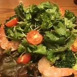 串焼キ カメチヨ・シャルボン - 海老とパクチーとトマトのエスニックサラダ 