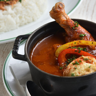 フランス料理の技法を駆使した一味ちがうカレーをお楽しみあれ