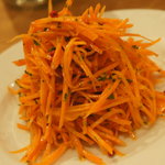 マチルダ - キャロットサラダ（500円）。人参のみずみずしさにほどよい酸味♪