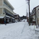 茶房 いま村 - 国道の様子　左手にお店