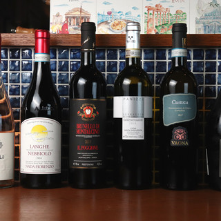 汇集了多种意大利葡萄酒。有很多杯装的葡萄酒。