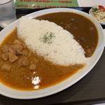 J&T AIGAKE CURRY  - （左）タイチキンマッサマンカレーと（右）黒毛和牛ビーフカレー