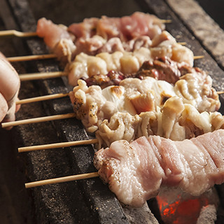 Yakitori (grilled chicken skewers) is definitely made with binchotan charcoal ♪ A juicy piece has many fans ◎
