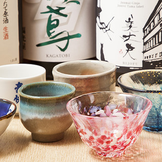 日本中の蔵元から仕入れた地酒をご提供。お料理とご一緒にどうぞ