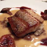 ラ・ターブル・ド・プロヴァンス - 和食でしか頂いたコトのない赤ムツを良い塩梅で天火焼きしてあります。今回の官能的なワインを引き立てる、控えめな華やかさがあるソースでした。