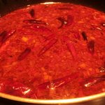 福建家庭料理 旬の香 - 「爆裂　火鍋のスープ」：ホールの唐辛子が20本以上、プカプカ浮いている！！