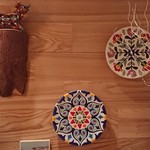 肉 もつ 土穂 - 店内の壁に飾ってあるお皿