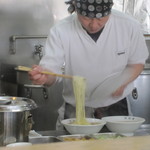 青竹手打ラーメン 日向屋 - 特等席(ｶｳﾝﾀｰ)からは飯塚ｸﾝの一挙主一頭足が見られます。