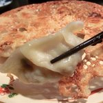 福建家庭料理 旬の香 - 豚肉の旨みと海老が素直に香る、「皮から手作り　焼き餃子」は、カリッカリ＆モッチモチ♪