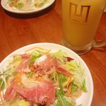 CONA - ランチのサラダと飲み物