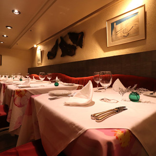 温かみのある店内で、一度で二度楽しめるレストラン＆バー