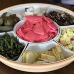 日高食堂 - 自家製のお漬物…この日は赤カブ、白菜の浅漬け、沢庵、きゅうりの古漬け、長芋、菜の花、しめじ