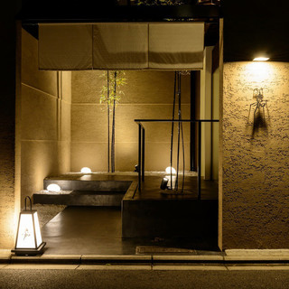 A stylish shop located in a renovated Kyomachiya. Table seats are available on the 2nd floor.