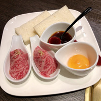 焼肉 銀座コバウ 特別室 - 炙りユッケ パンを添えて