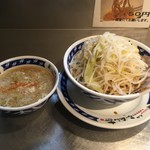 ラーメン 大 蒲田店 - ★つけ麵（麵やわらかめ・ヤサイ多め・ニンニク・アブラ・800円）中盛（100円）★ 