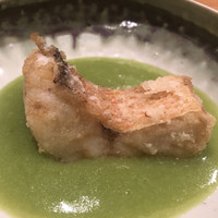 日本料理 太月 - 白甘鯛の揚げ物。落ち着いた色合いの器が料理を引き立たせる。