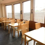 Shunsai Washoku Yoshida - ホールには４テーブル。日中は大きな窓からの光で明るい店内