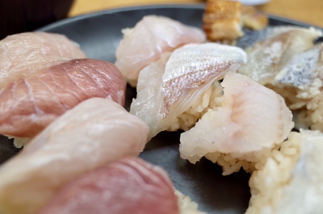 12時までの限定ランチは貫 1 000円 味噌汁付き By 今宵も赤提灯 金寿司 地魚定 じざかなてい 焼津 寿司 食べログ