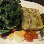 ビストロヤナギハラ - サンマとジャガイモ・ベーコンの重ね焼き冷製タプナード添え