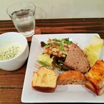 Bar QuelloQuella - じゃが芋と豆乳のポタージュ、自家製パンは食事パンの他にシナモンロールやクロックムッシュなども