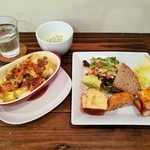 Bar QuelloQuella - 自家製パン5種盛りの前菜と、サラダやスープ付き！グラタンランチ900円