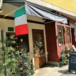 Bar QuelloQuella - 青いファサードにイタリアの国旗、ほっこり温かみのあるカフェ風の外観