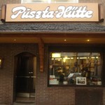 Puszta Hütte - ショッピング街に立地