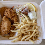 Point Loma Seafoods - コンボ（タラ×２＋エビ×１＋クラブケーキ×１のフライセット）14.85ドル。