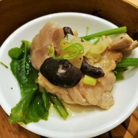 中國菜 心香 - 奥深い旨味の中華スープに、ピリリと生姜や葱の香味、若鶏と彩り野菜の辛み蒸し